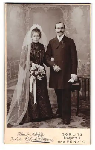 Fotografie Robert lüttgens, Görlitz, sächsisches Ehepaar im schwarzen Brautkleid nebst Mann im Anzug mit Zylinder