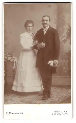 Fotografie E. Brammer, Görlitz, junges sächsisches Ehepaar im Brautkleid und Anzug