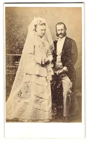 Fotografie Augustus Smith, Faringdon, englisches Ehepaar im Brautkleid und im Anzug