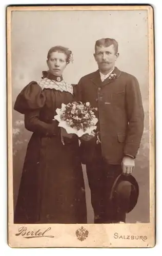 Fotografie Bertel, Salzburg, Hochzeitspaar Franziska und Karl Pollhammer mit Brautstrauss, 1896