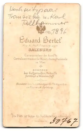 Fotografie Bertel, Salzburg, Hochzeitspaar Franziska und Karl Pollhammer mit Brautstrauss, 1896