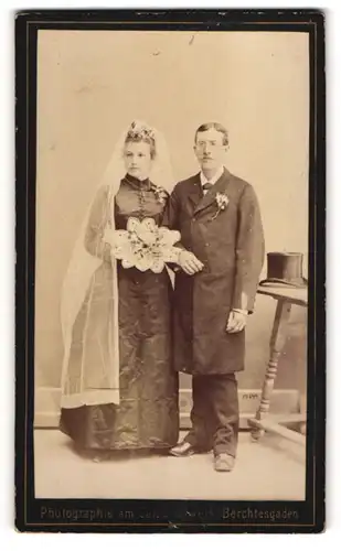 Fotografie P. Ney, Berchtesgaden, junges Brautpaar im schwarzen Hochzeitskleid und Anzug mit Brautstrauss