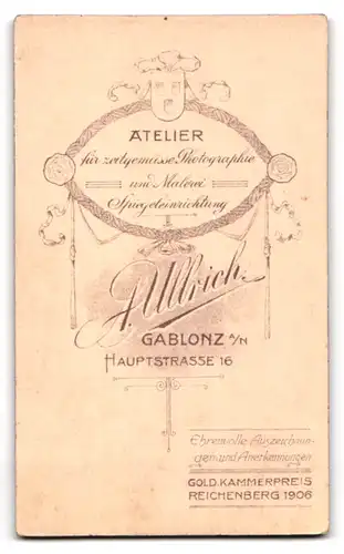 Fotografie A. Ullrich, Gablonz a. N., Hauptstr. 16, Hochzeitspaar im Brautkleid und Anzug mit Brautstrauss