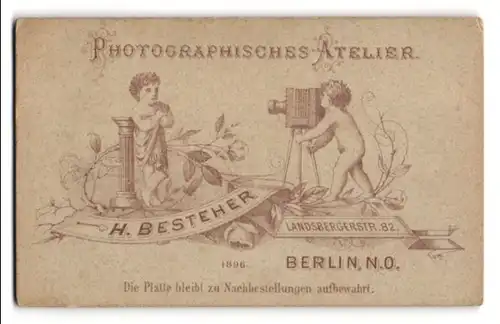 Fotografie H. Besteher, Berlin, Landsbergerstr. 82, zwei kleine Kinder machen Fotos mit Plattenkamera