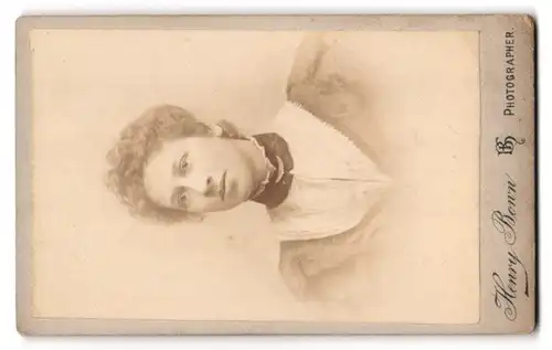 Fotografie H. Bonn, London, Frau in Toga mit Plattenkamera und Monogramm des Fotografen