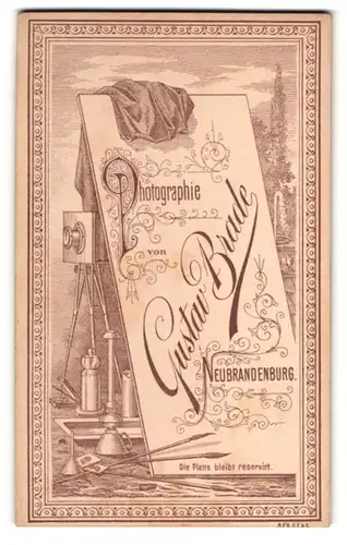 Fotografie Gustav Brade, Neubrandenburg, Werbeschild mit Aufschrift des Fotografen vor einer Plattenkamera