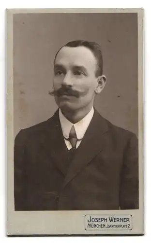 Fotografie Josef Werner, München, Isartorplatz 2, Ansicht München, Blick auf das Eckgebäude des Ateliers