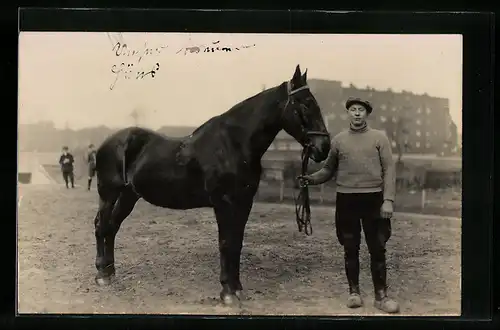 Foto-AK Reitpferd mit Pferdeknecht auf einer Rennbahn