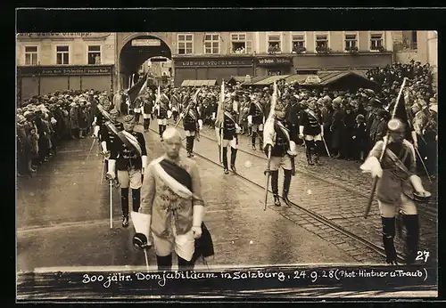 AK Salzburg, 300jähriges Domjubiläum 1928, Studenten mit Fahnen