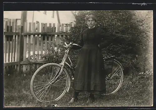 Foto-AK Kräftig gebaute junge Frau mit Fahrrad