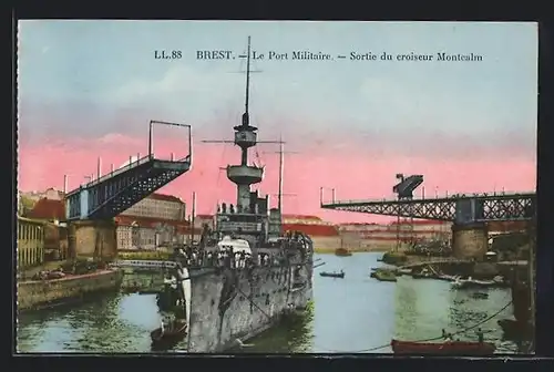 AK Brest, le port militaire, sortie du croiseur Montcalm, Kriegsschiff im Hafen