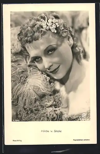 AK Schauspielerin Hilde von Stolz lächelnd mit Haarschmuck porträtiert