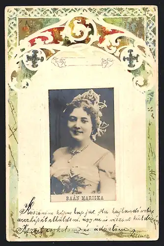AK Schauspielerin Mariska Baán im Kleid mit ausladendem Kopfschmuck