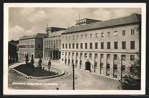 AK Eisenstadt, Strassenpartie mit grossen Gebäude