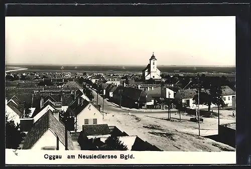 AK Oggau am Neusiedlersee, Teilansicht mit Kirche und Strassenpartie