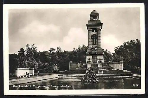 AK Bruckneudorf, Kriegerdenkmal mit Brunnenanlage