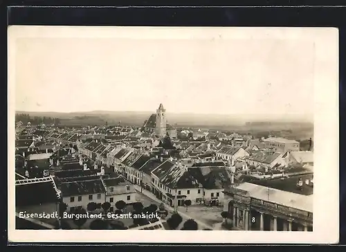 AK Eisenstadt /Kismarton, Gesamtansicht mit Kirche und Strassenpartie