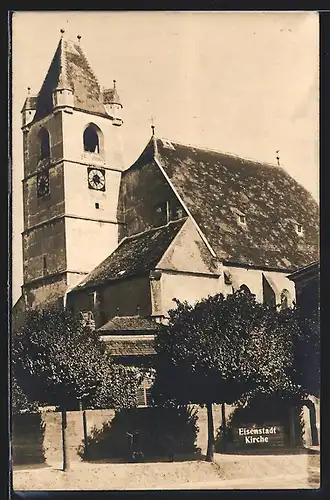 AK Eisenstadt, Kirche im Sonnenschein, Strassenansicht