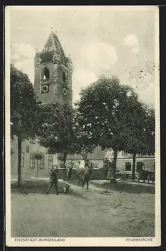 AK Eisenstadt, Passanten vor der Pfarrkirche