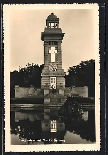 AK Bruck-Neudorf, Kriegerdenkmal, vom Wasser gesehen