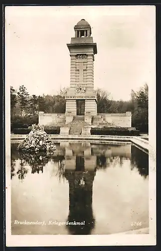 AK Bruckneudorf, Kriegerdenkmal mit Wasserbecken