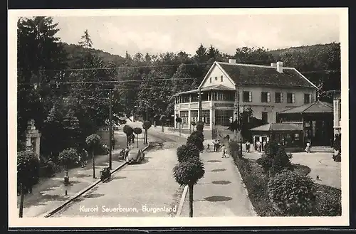 AK Sauerbrunn, Strassenpartie, Blick zum Restaurant-Café