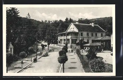 AK Sauerbrunn, Strassenpartie, Blick zum Restaurant-Café