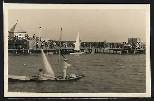 AK Neusiedl am See, Segelboote auf dem See, Zuschauer auf dem Seesteg, Seebad
