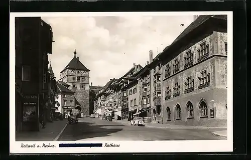 AK Rottweil a. Neckar, strasse mit Rathaus