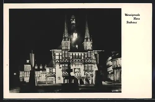 AK Wernigerode /Harz, Rathaus mit nächtlicher Beleuchtung