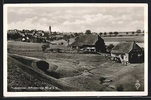 AK Grafenhausen /Schwarzw., Bauernhäuser mit Ortsblick und Feldern