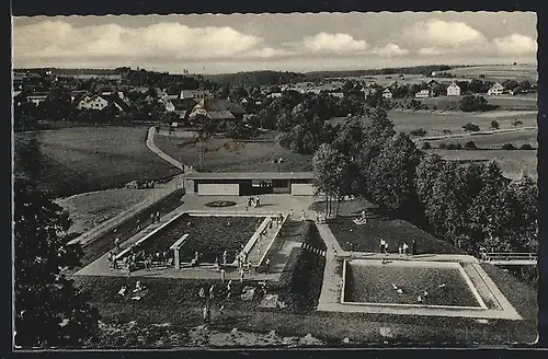 AK Uehlingen /Schwarzw., Schwimmbad mit Ortsblick, von oben gesehen