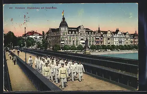 AK Konstanz, Rheinbrücke mit Seestrasse und Marinesoldaten