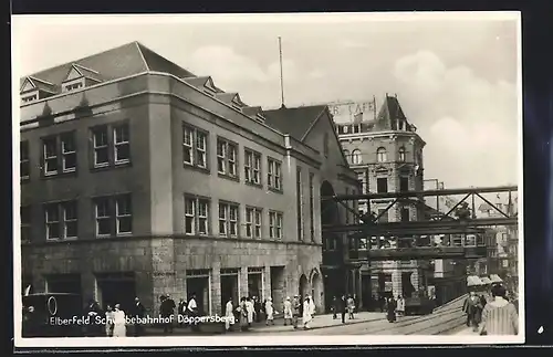 AK Elberfeld, Schwebebahnhof Döppersberg mit Passanten