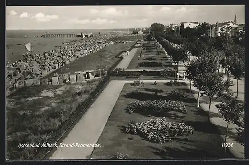 AK Ahlbeck /Ostsee, Strand-Promenade mit Anlagen, Strasse und Strand aus der Vogelschau