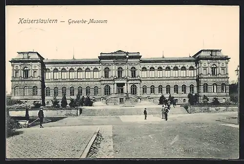 AK Kaiserslautern, Gewerbe-Museum mit Passanten