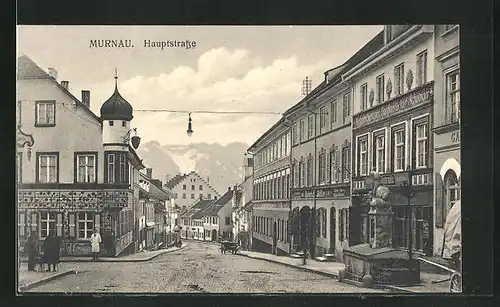 AK Murnau, Hauptstrasse mit Geschäften und Denkmal