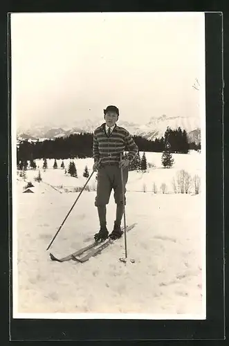 Foto-AK Mann auf Skiern mit Skistöcken im Schnee