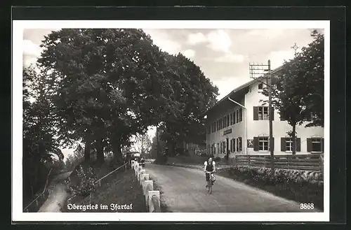 AK Obergries im Isartal, Ortspartie mit Radfahrerin
