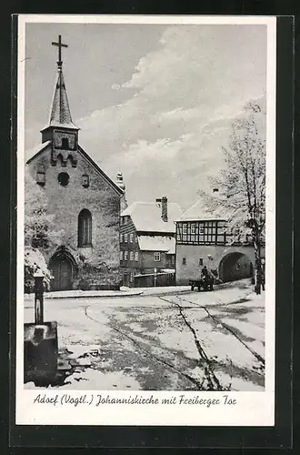 AK Adorf / Vogtl., Johanniskirche mit Freiberger Tor im Schnee