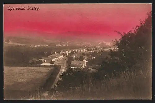 AK Egerbakta, Ortsansicht bei Dämmerung