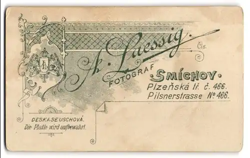 Fotografie A. Lessig, Smichov, Pilsnerstr. 466, Wappen mit Monogramm des Fotografen nebst Anschrift des Ateliers