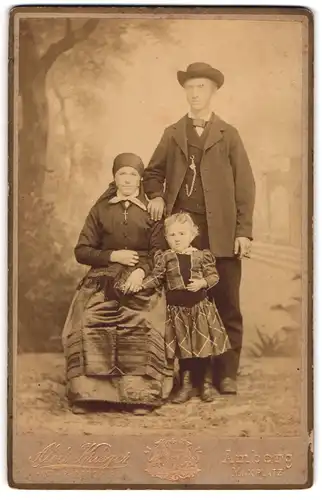 Fotografie Alois Krieger, Amberg, Marxplatz, Mutter und Vater in Tracht mit ihrer Tochter, Mutterglück