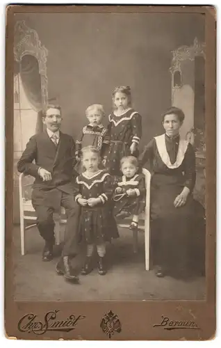 Fotografie Chr. Smidt, Beroun, Mutter und Vater mit ihren vier Töchtern im Atelier, Mutterglück
