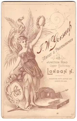 Fotografie J. W. Gorsuch, London, 48 Junction Road, Frau in Toga mit Wappenschild samt Monogramm des Fotografen