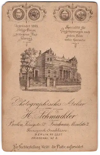 Fotografie H. Schmuckler, Berlin, Königstr. 52, Ansicht Berlin, Blick auf das Ateliersgebäude des Fotografen, Medaillen