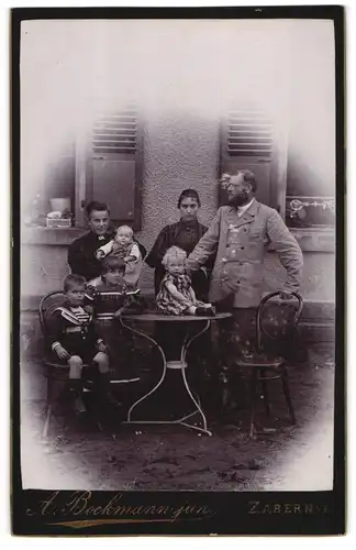 Fotografie A. Bockmann Jun., Zabern i. E., Vater und Mutter mit ihren vier Kindern und Amme, Mutterglück