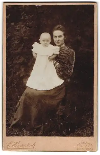 Fotografie C. Haarstick, Hannover, junge Mutter mit ihrem Kind auf dem Schoss, Mutterglück