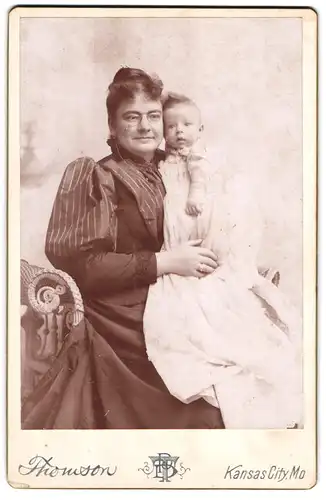 Fotografie D. P. Thomson, Kansan City / MO., amerikanische Mutter Rosalie Müller mit ihrem Kind im Arm, Mutterglück