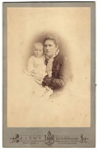Fotografie J. Löwey, Wien, Mutter Meta Berchtova mit ihrem Kind im Atelier, Mutterglück
